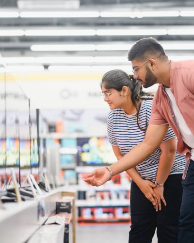 couple-shopping-they-are-looking-new-tv (1)